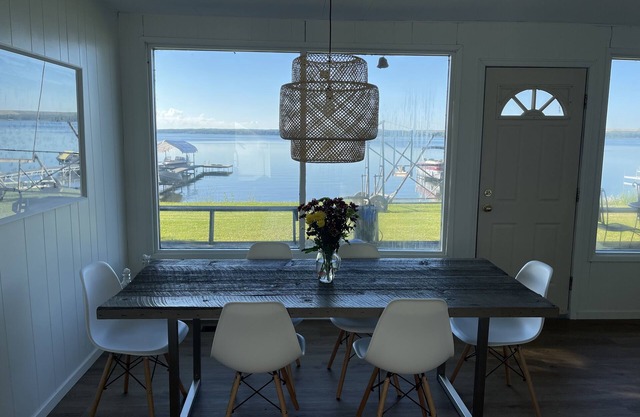 Lake Front Retreat 45 min from Edmonton