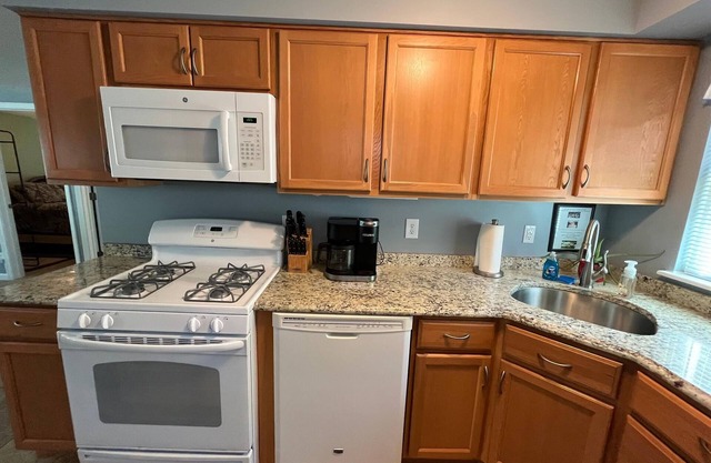 Lake Front Sunset Bay Cottage on Patterson Chain of 7 Lakes 3BR, 1BA