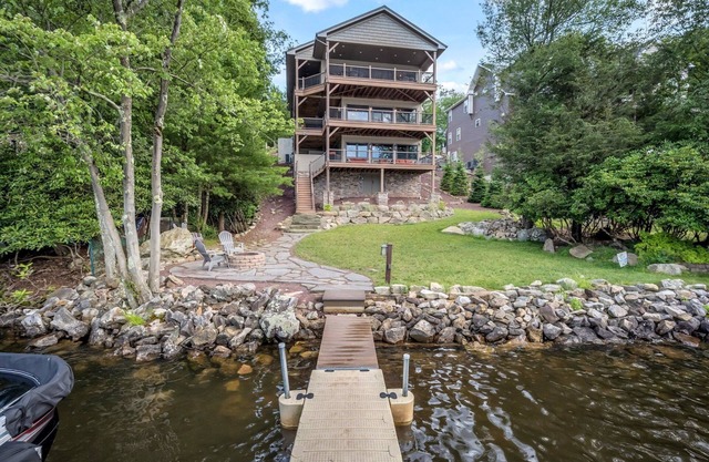 "Lake Front Vista" 9 Bdrm, 4.5 Bath, Dock, Hot Tub, Pool Table, Shuffleboard, Fire Pit, Gas Grill