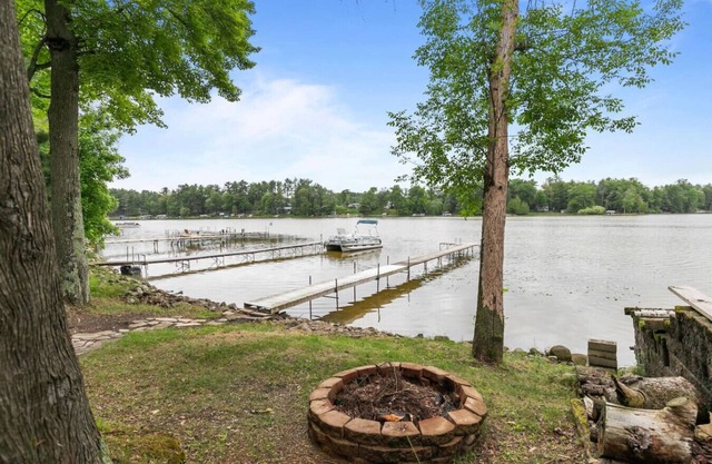 LAKE FRONT! WaterToys! Private Dock! Firepit|Grill