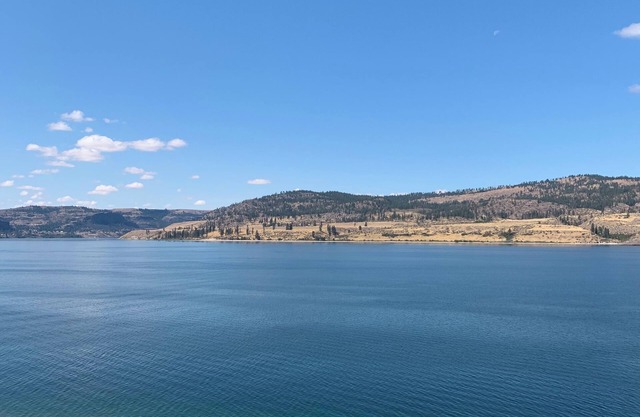 Lake Front with boat parking and easy access to the beach and marina