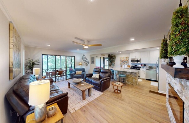 Lake Front Woodson Bend ~ Luxus-Apartment im Lake Cumberland Resort (Schwester-Apartment Nr. 888559)