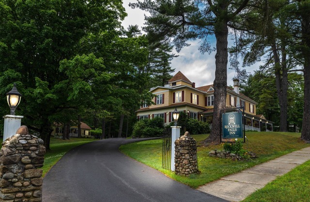 Lake George area Victorian Inn - sleeps 24 - Firepit - A/C - Breakfast included!
