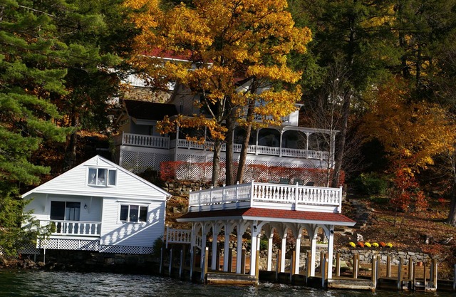 Lake George, Seeufer, Schlafmöglichkeiten für 20, 3-Häuser, 8 Schlafzimmer, große Terrasse am Seeufer