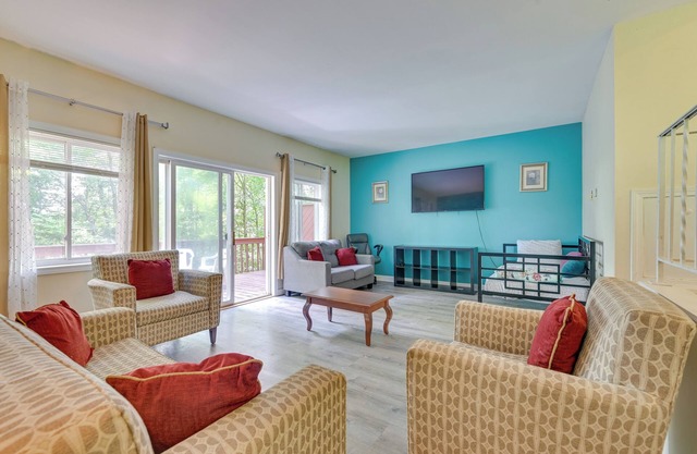 Lake George Townhome w/ Deck: 2 Mi to The Outlets!