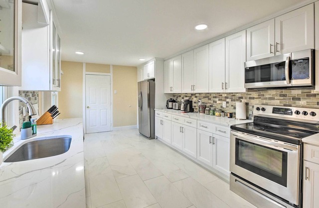 Lake Grove Getaway ~ 7 Mi to the Beach!