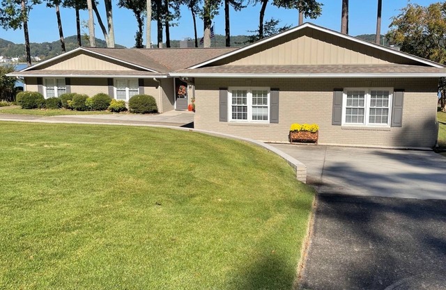 Lake Guntersville: large 4 bed 4 ba house w boat parking, outdoor den, fireplace