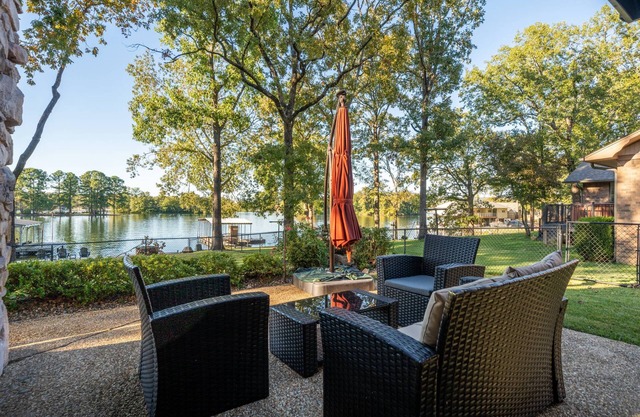 Lake Hamilton Retreat: Lakefront View, Private Dock, Kayaks, Fire Pit, Pet-Friendly, and Game Room!