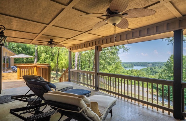 Lake Hamilton Tranquility Villa with boat dock on private 20 acres!