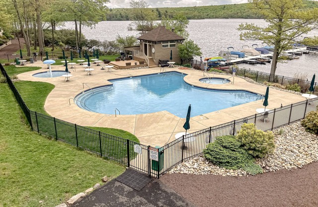Lake Harmony Retreat – Stunning views of the lake and the ski slope