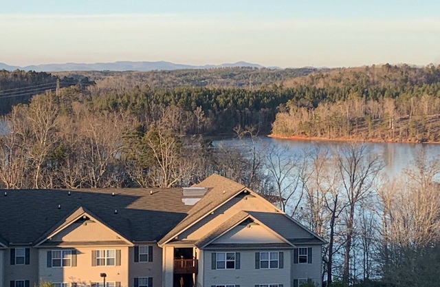 Lake Hartwell/ Clemson condo- perfect game day retreat