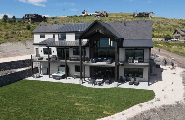 Lake Haven-11 Bedrooms - Sleeps 70+ - Indoor slide