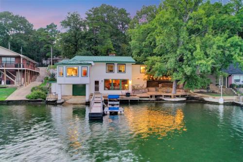 Lake Haven Chateau - Hot Tub, Game Room, Pontoon Boat, 3BR, 3 Bathroom