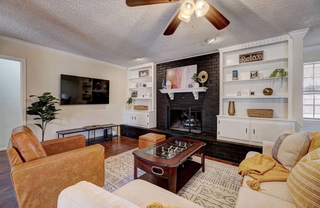 Lake Hefner / Spacious King Bed / Foosball & Games