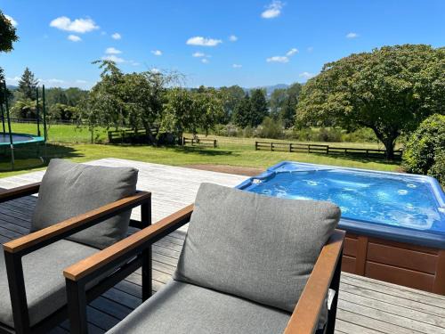 Lake Holiday Home - Spa & Views