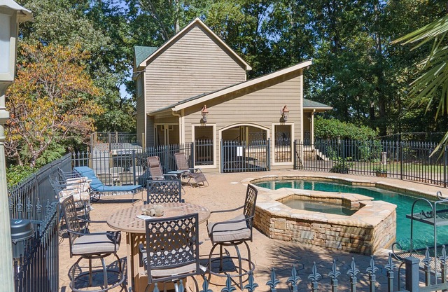 Lake Home, Dock, Hot Tub and Pet Friendly