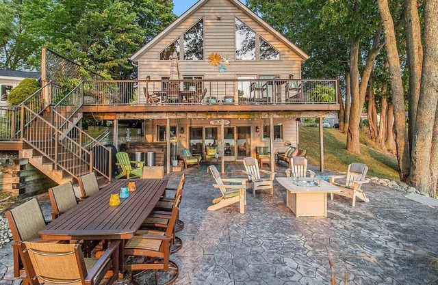 Lake Home w/Hot Tub & Spectacular Outdoor Areas. 3 Bedroom, 3 Bath. Sleeps 8