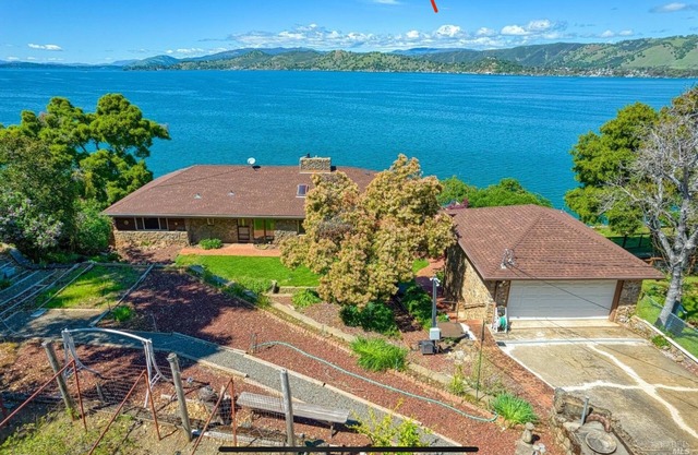 Lake House - 3 bedrooms house with WiFi and AC in serene Lower Lake