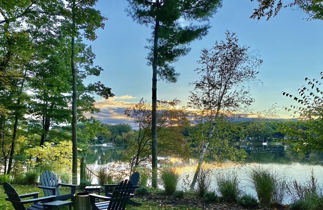 Lake House- amazing sunsets, kayaks, fire pit, family friendly (sleeps 6).