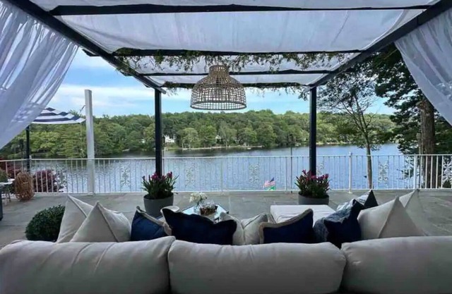 Lake house cozy to relax with a family. 6 bedroom very spacious house.