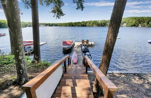 Lake house, Dock, 3 beds/3 full baths. Pet friendly!