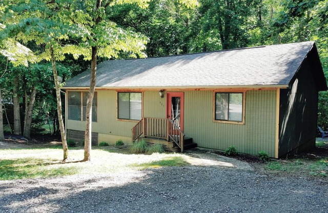 Lake House Hideaway #3, Only 2 miles from Jamestown Marina