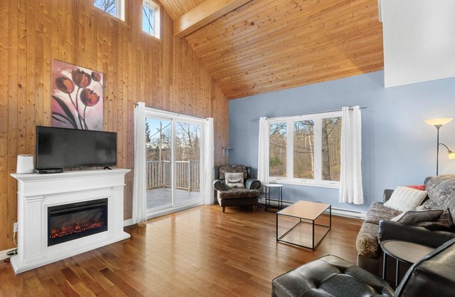 Lake House in Lac-Aux-Sables, access to lake, 4 seasons jacuzzi