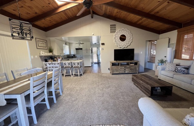 Lake House in the beautiful Oak Shores Community w/WiFi