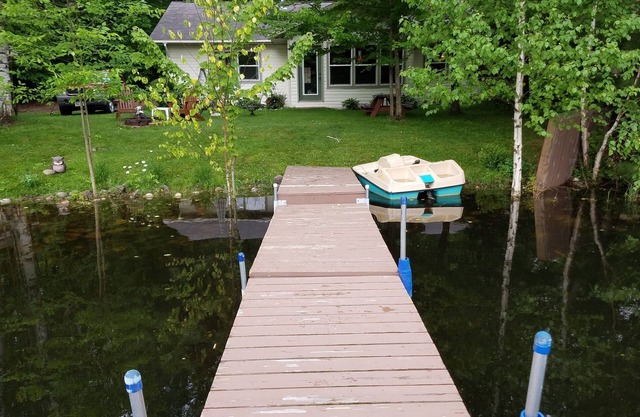 Lake House In einer ruhigen, ruhigen Bucht am Long Lake gelegen