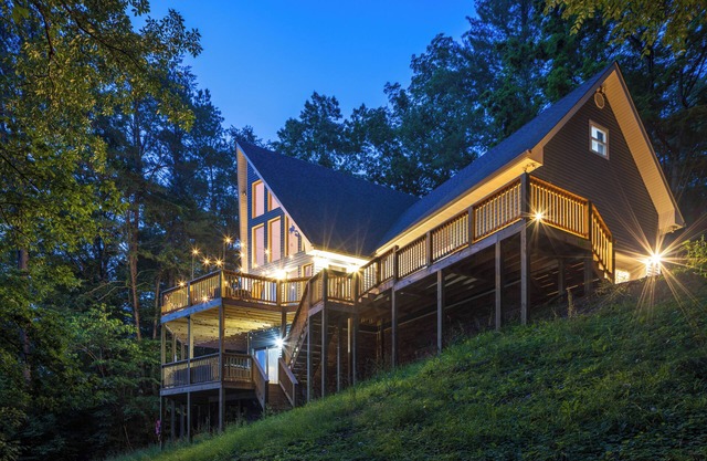 5BR Near Rock City: Hot Tub, Sauna, Gym and Cinema