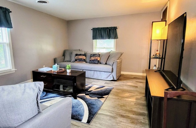 Lake House/Near River/Fishing/Sleeps 10/FREE Parking & WIFI/Oswego