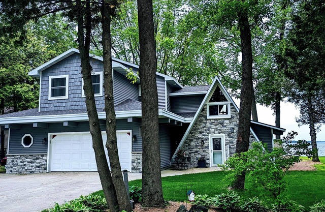 Lake house on beautiful Shawano Lake for NFL draft
