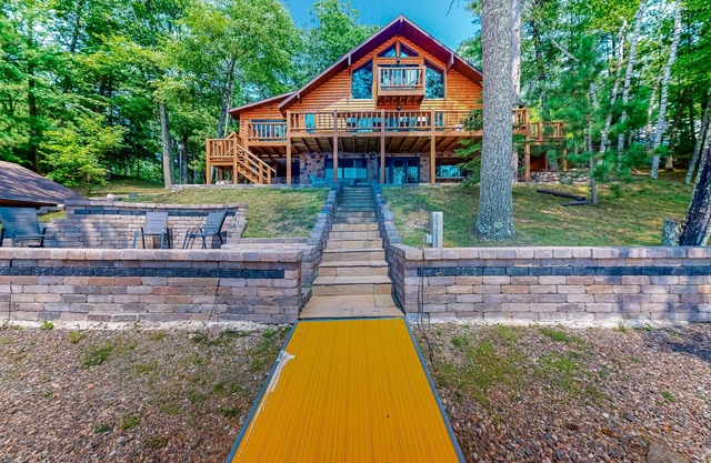Lake House on Little Crawling Stone Lake w/ patio, docks, grill, firepit, & WIFI