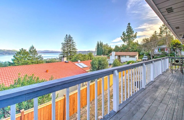 Lake house perched on a hill w/views & w/ SUP's kayaks & E-Bikes & pool