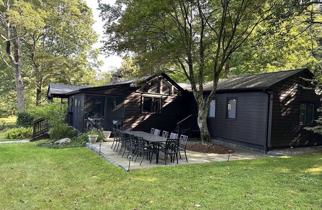 Lake House rental 3 bedrooms boat slip tennis court