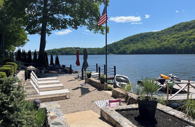 Lake House Retreat on beautiful Candlewood Lake