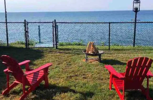 Lake House right on the Bluff of Lake Ontario