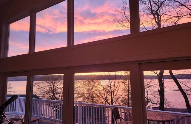 Lake House-Sunset Views-HOT TUB-Couples Retreat