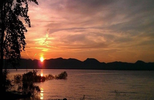 Lake house, w/boat launch. Tons of Winter/Summer activities