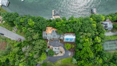 Lake house w/indr pool and jacuzzi