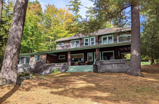 Lake house w. private dock on Northern Lake George