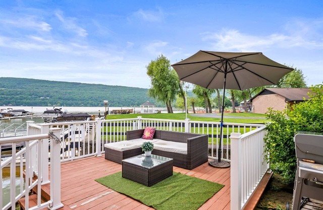 Lake House | Walking Distance to Town | Sleeps 10