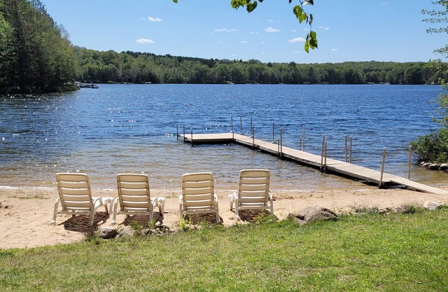 Friedliche Familie Lake House auf allen Sportarten Sunrise Lake, in der Nähe von Cadillac MI (LeRoy)