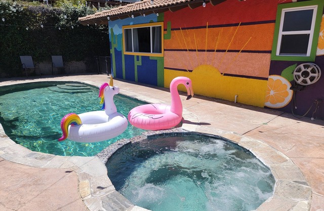 Lake house with hot tub, pool, game room & BBQ grill