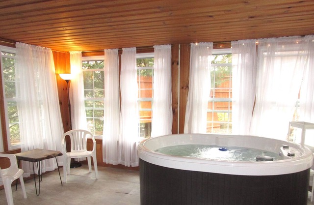 Lake House with indoor spa, 1 hour from Manhattan