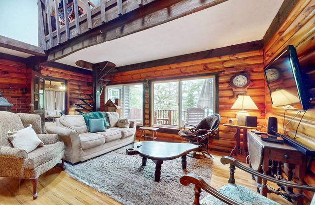 Lake house with large deck & firepit- steps to Lake Luzerne