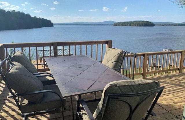 Lake house with million dollar view & hot tub