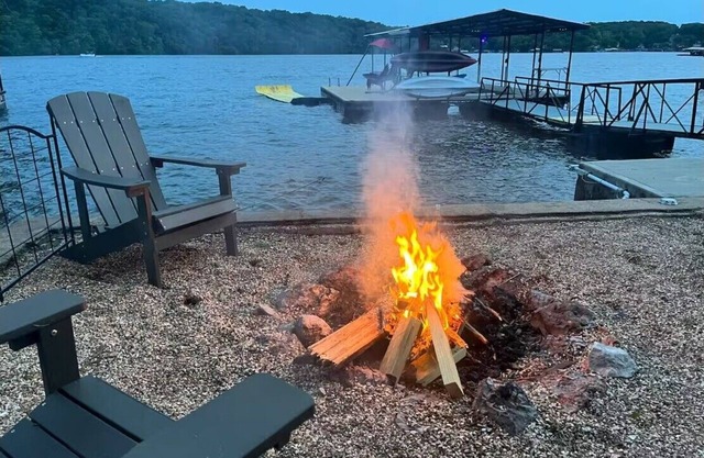 Lake it Easy Waterfront Sunset Views, Firepit, Dock, King Bed