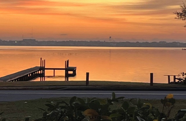 Lake Jackson beachfront home w/dock, pool table, close to restaurants/shops