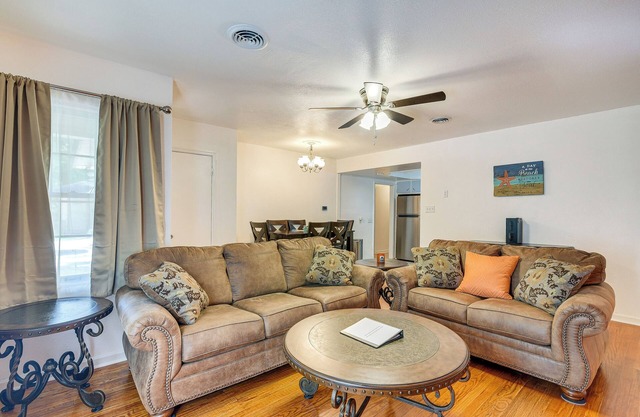 Lake Jackson Home w/ Yard, 14 Mi to Beaches!